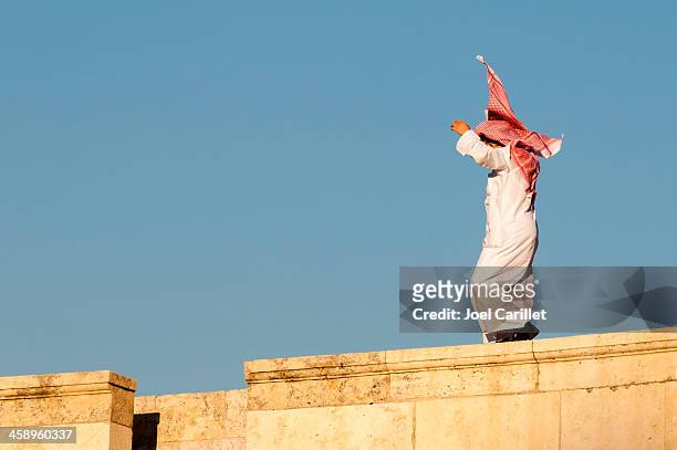 arab man balancing in middle east - kaffiyeh bildbanksfoton och bilder
