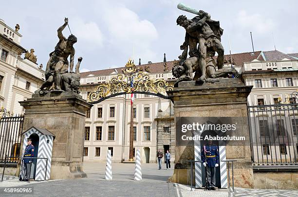 porta de matias castelo de praga em hradcany - castelo de hradcany imagens e fotografias de stock