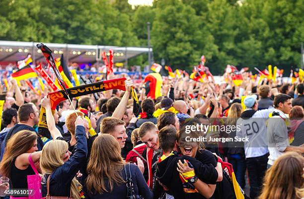 deutscher fußball-fan feiert tor auf die public viewing - deutsche kultur stock-fotos und bilder