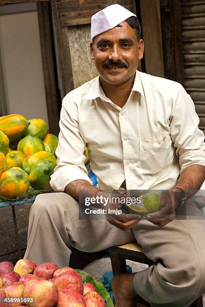 indian street vendor selling fruit - mumbai street shop stock pictures, royalty-free photos & images