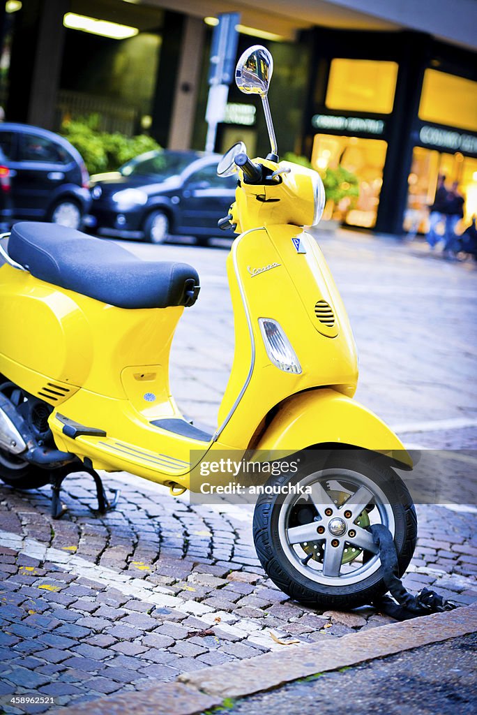 Gelbe Vintage Vespa geparkt auf Mailand Street