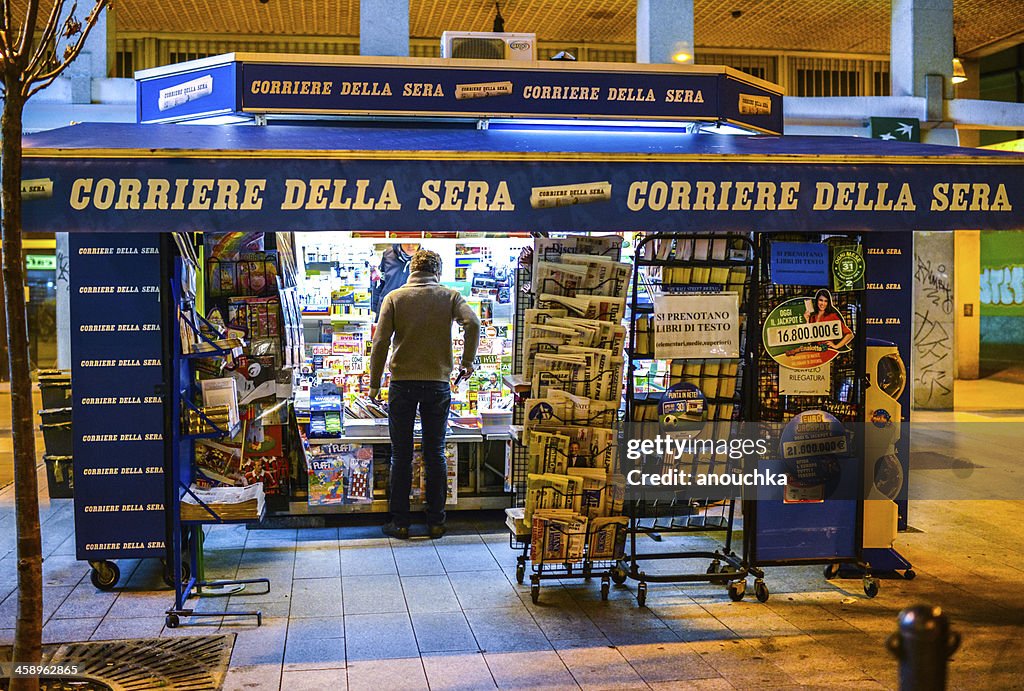 Typische Zeitungsstand in Mailand, Italien