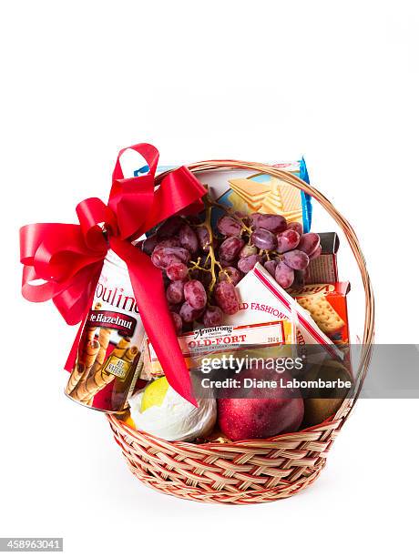 cesta de alimentos de regalos de navidad sobre fondo blanco - cesta de navidad fotografías e imágenes de stock