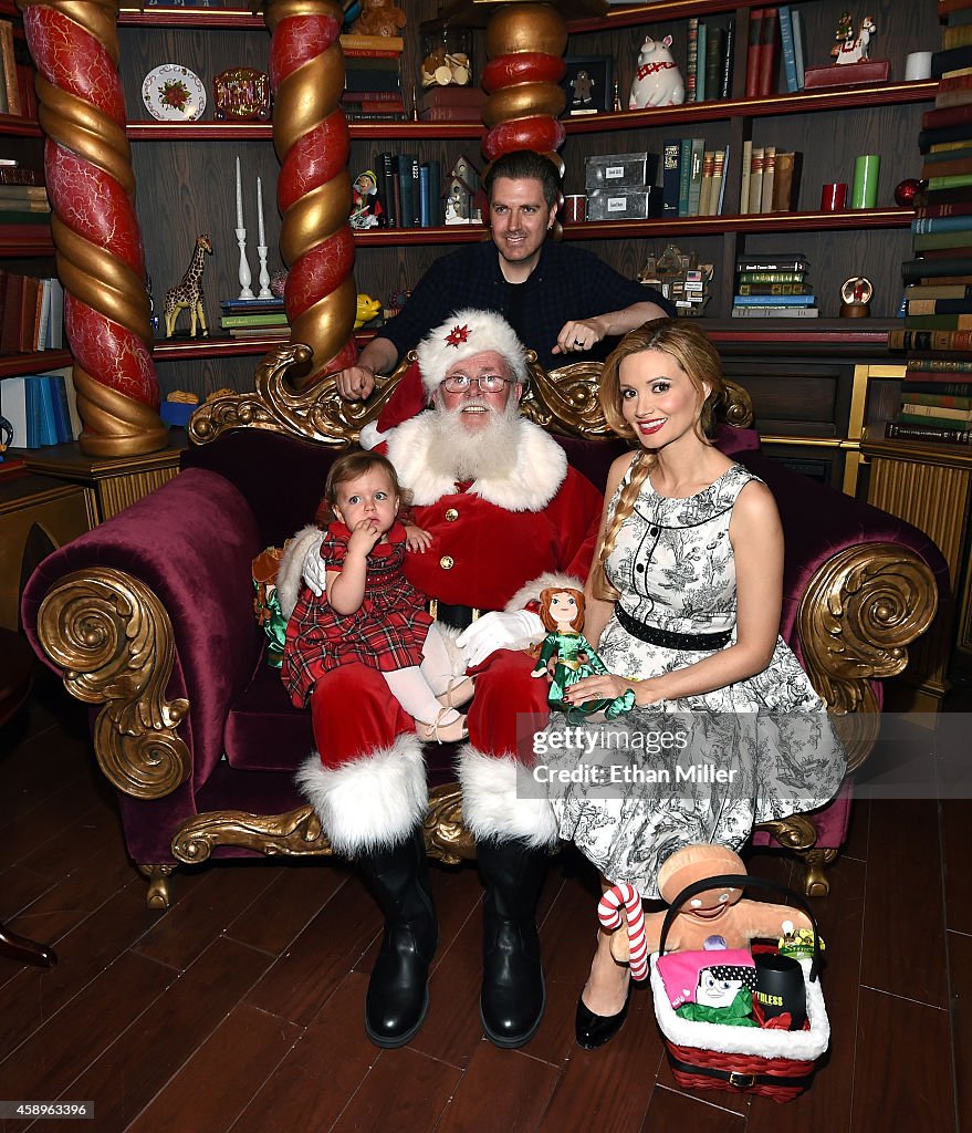 Holly Madison And Daughter Rainbow Kick Off Adventure To Santa At Fashion Show Las Vegas