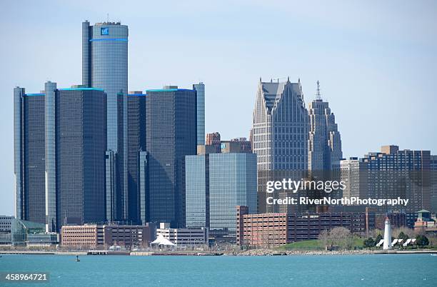 detroit skyline - general motors place stockfoto's en -beelden