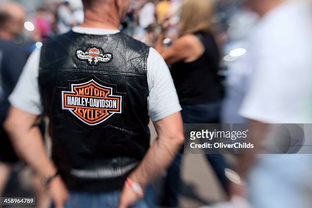 motociclista usa un chaleco harley davidson. - vest fotografías e imágenes de stock