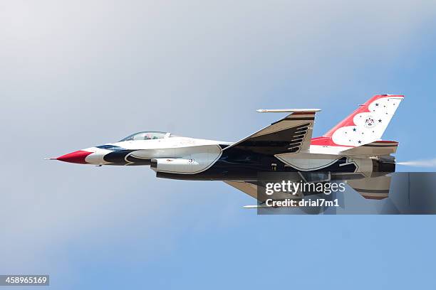 single thunderbird in flight - air force thunderbirds stock pictures, royalty-free photos & images