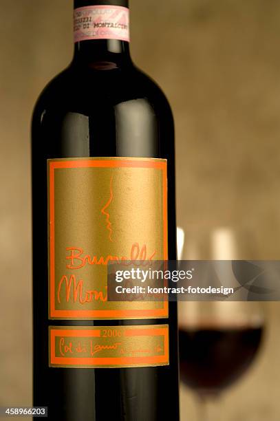 brunello di montalcino flasche wein in einem diner-gedeck - brunello italy stock-fotos und bilder