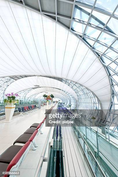 terminal of suvarnabhumi airport bangkok thailand - luchthaven suvarnabhumi stockfoto's en -beelden