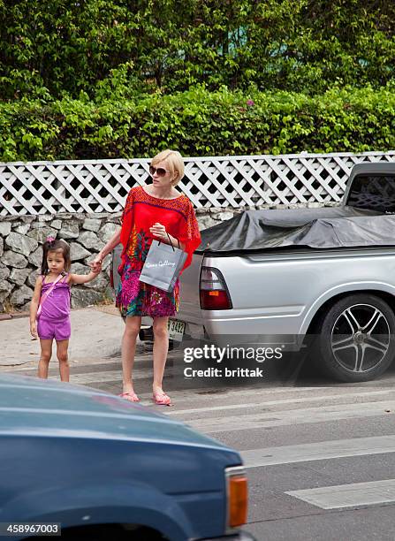 mutter und kind versucht, überqueren sie die straße in pattaya, thailand - cross road children stock-fotos und bilder