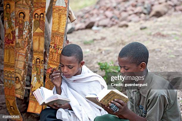 anfänger in-orthodoxes kloster ist eine heilige buch zu lesen - ethiopian orthodox church stock-fotos und bilder