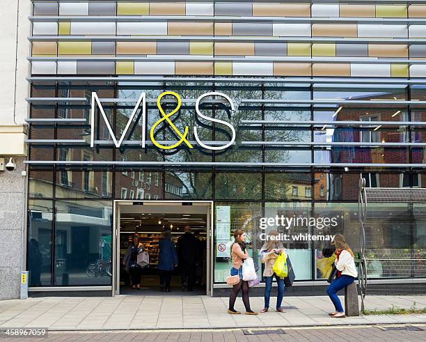 marks and spencer store with shoppers, norwich - marks and spencer 個照片及圖片檔