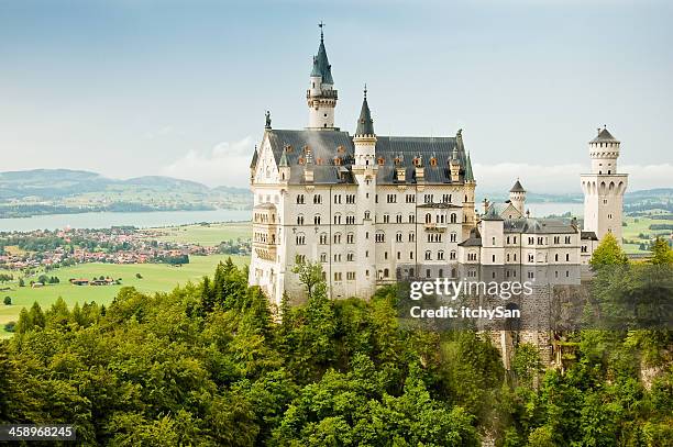 majestätische schloss neuschwanstein - germany castle stock-fotos und bilder