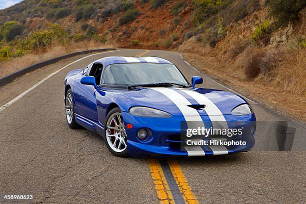 viper gts auf der linie - dodge stock-fotos und bilder