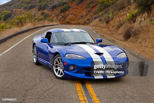 vipère gts sur la ligne - dodge viper photos et images de collection