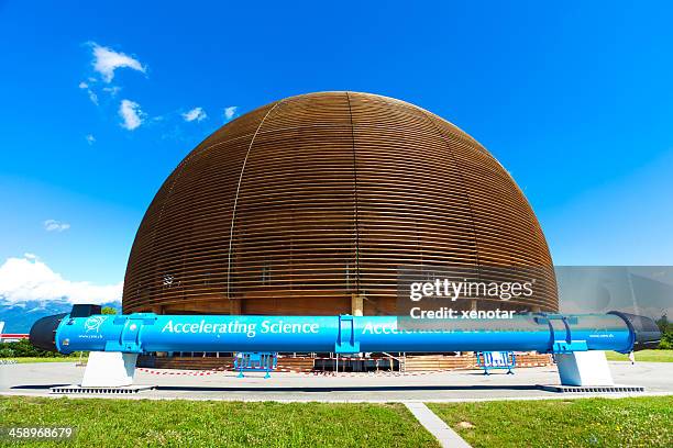 monumento somministrato al cern dal governo svizzero - cern foto e immagini stock