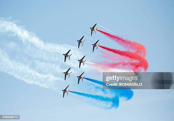 patrouille de france einen aerobic-display - kunstflug stock-fotos und bilder