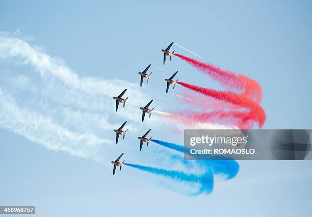 patrouille de francia aerobatic mostrar equipo - espectáculo aéreo fotografías e imágenes de stock