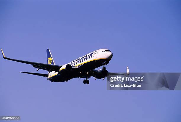 airplane landing - ryanair bildbanksfoton och bilder