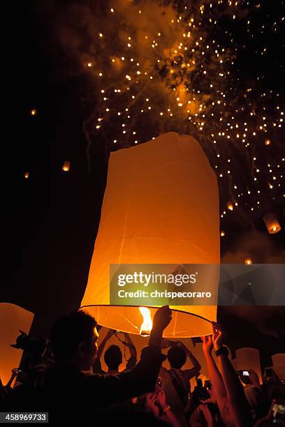 loi krathong flutuante de lanternas e fogos de artifício - loi krathong - fotografias e filmes do acervo