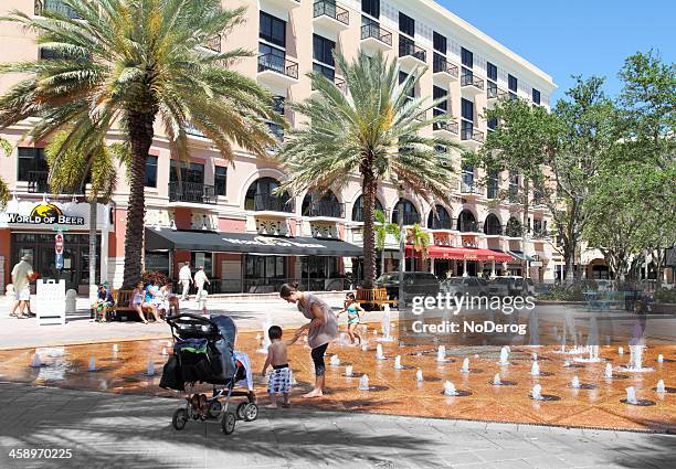 gli ospiti apprezzano la clematis street fontane e park - west palm beach foto e immagini stock