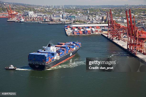 container ship - vancouver harbour stock pictures, royalty-free photos & images