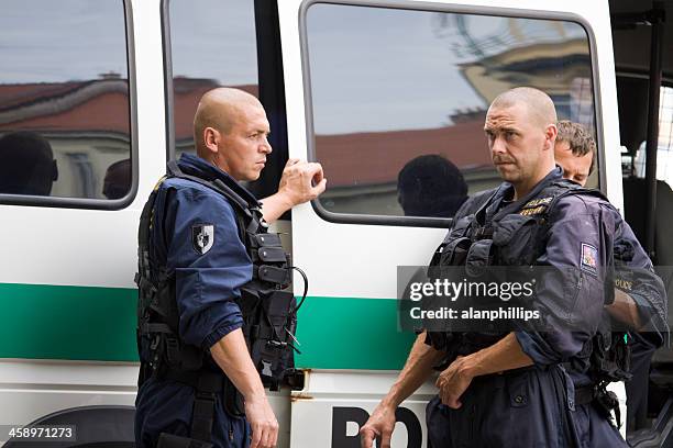 polícia anti-choque em espera em praga - bohemia czech republic - fotografias e filmes do acervo