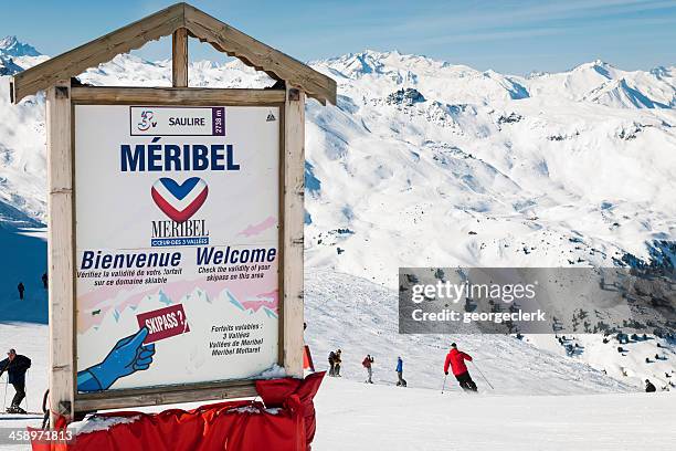 mèribel complejo turístico de esquí de señal - meribel fotografías e imágenes de stock