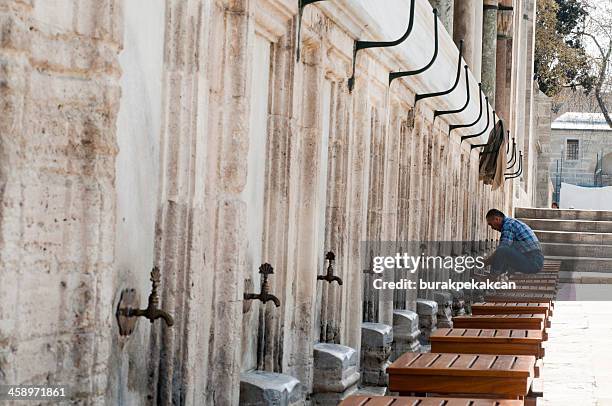 muslim ablution mann ausführen (wudhu) vor beten, istanbul, türkei - rituelle-waschung-im-islam stock-fotos und bilder