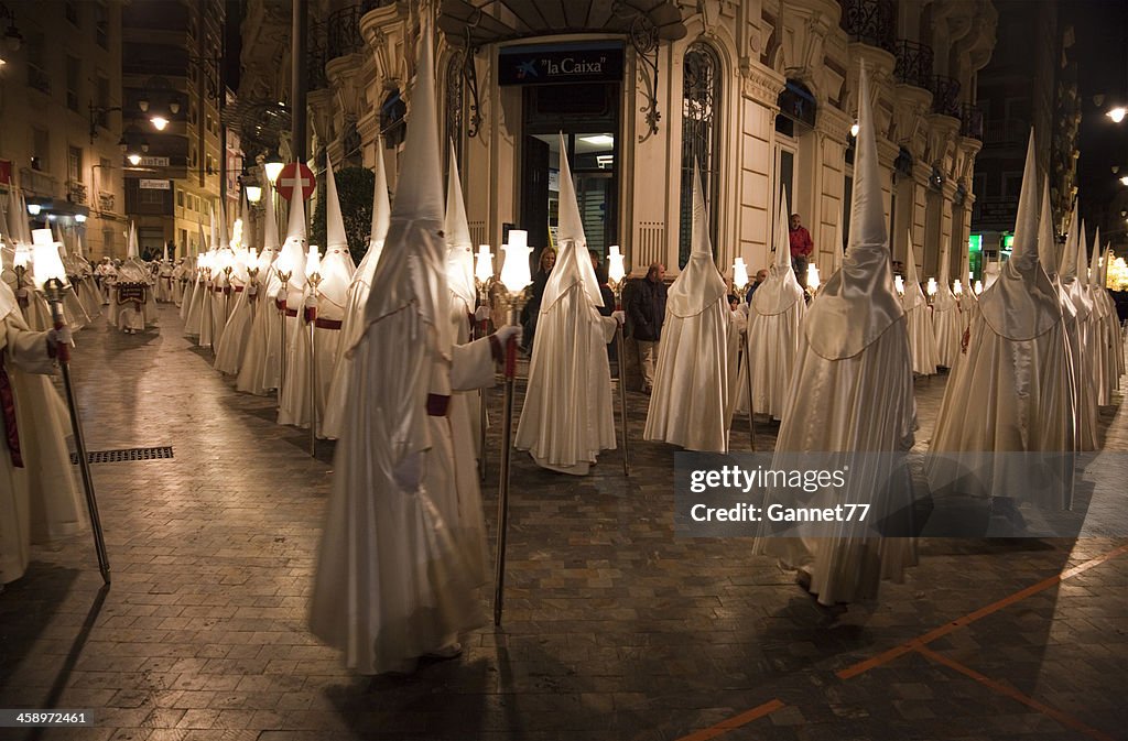 Nazarenos em Procissão de Semana Santa em Cartagena, Espanha