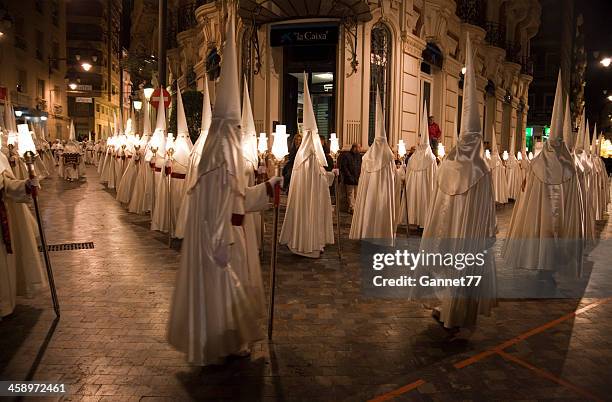 procession of nazarenos during semana santa in cartagena, spain - 聖週 個照片及圖片檔