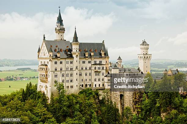 majestic castle neuschwanstein - neuschwanstein stock pictures, royalty-free photos & images