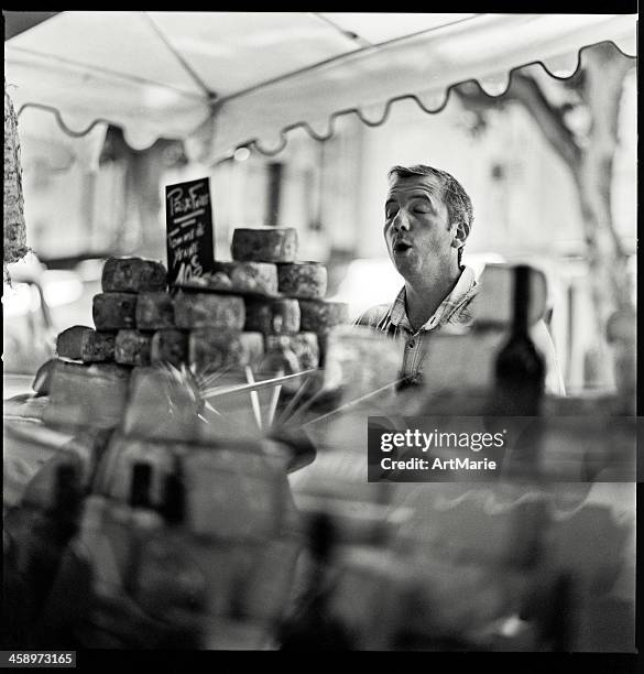 cheese seller - sepiakleurig stockfoto's en -beelden