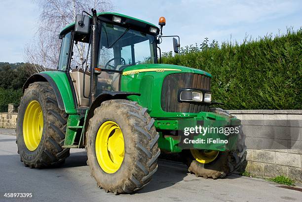 john deere 6220 tracteur - felino photos et images de collection