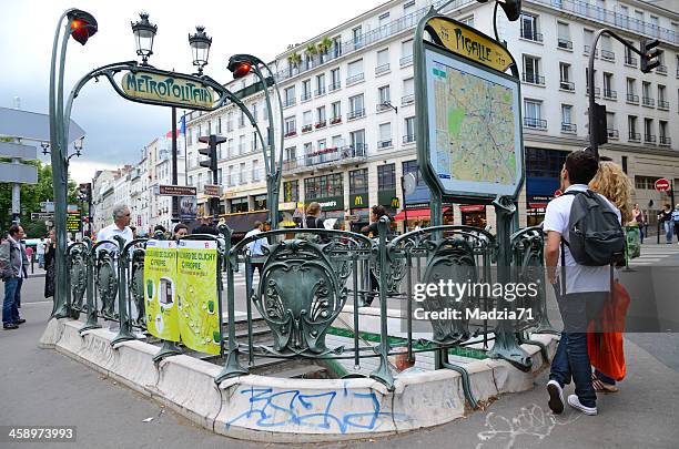 paris - paris metro sign stock pictures, royalty-free photos & images