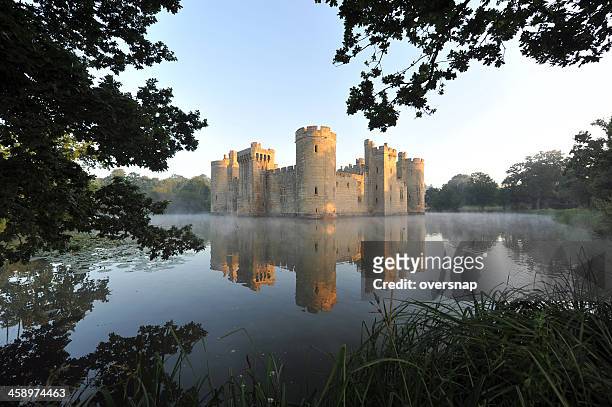 british castle and moat - moat stockfoto's en -beelden