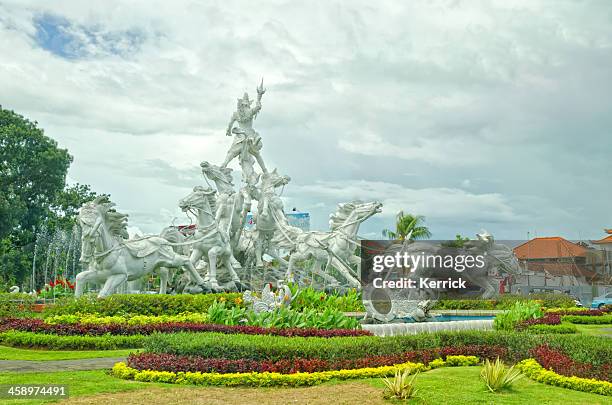 patung satria gatotkaca statue in bali - denpasar stockfoto's en -beelden