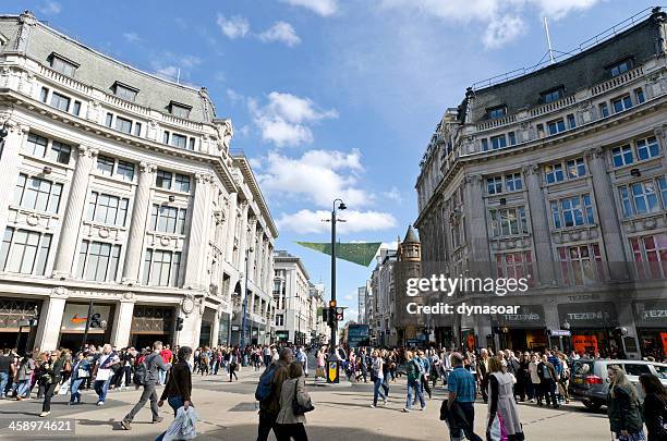 gli amanti dello shopping di oxford street, a londra - oxford circus foto e immagini stock