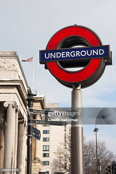 segno della metropolitana di londra - london underground sign foto e immagini stock