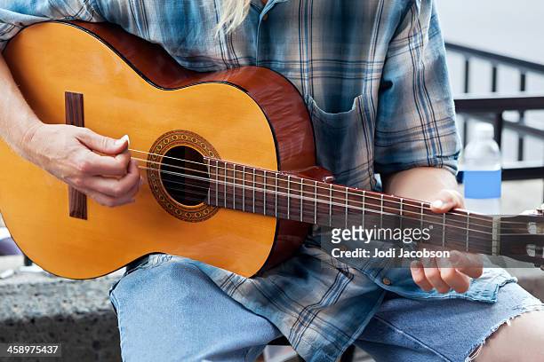 pajuerano toca la guitarra - pajuerano fotografías e imágenes de stock