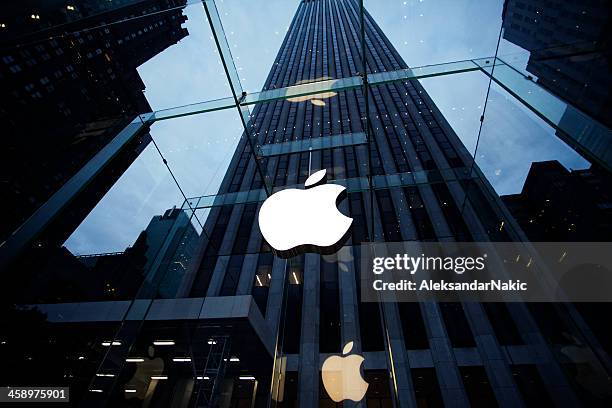 apple store in new york city - apple stockfoto's en -beelden