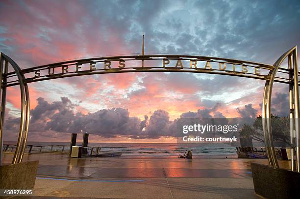 surfers paradise sign - surfers paradise australia stock pictures, royalty-free photos & images