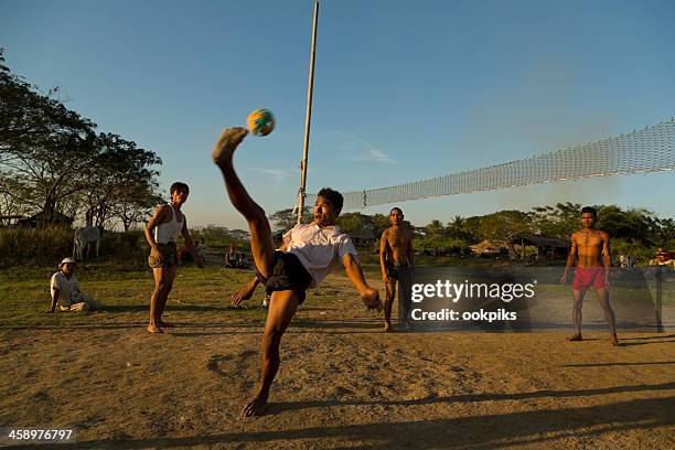 takraw jugadores en myanmar el delta del irrawaddy - sepak takraw fotografías e imágenes de stock
