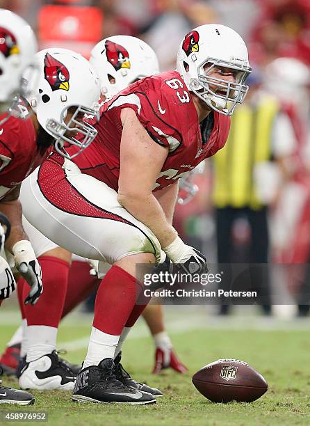 Center Lyle Sendlein of the Arizona Cardinals prepares to snap the football against the Philadelphia Eagles during the NFL game at the University of...