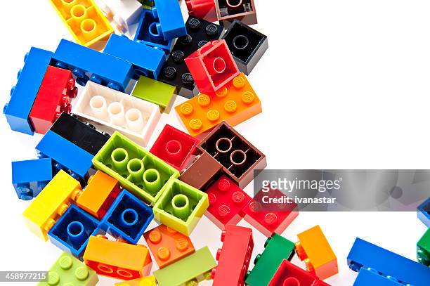 lego-steine und gg häuserblocks - lego bricks stock-fotos und bilder