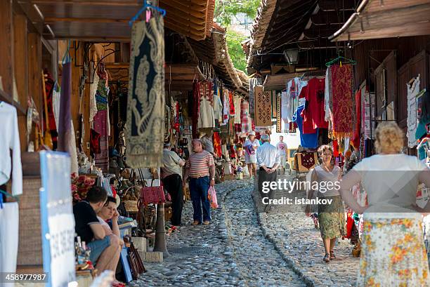 kruje, albânia tradicional market street - krujë - fotografias e filmes do acervo