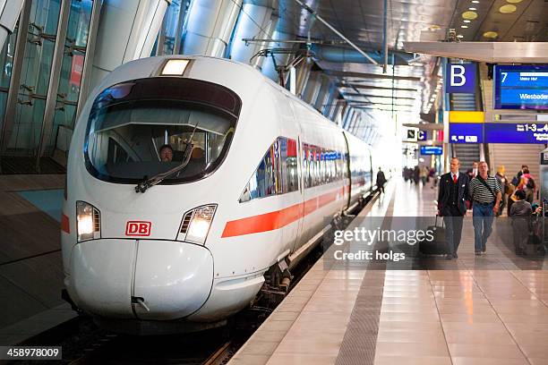 ice-zug am bahnhof frankfurt flughafen - frankfurter flughafen stock-fotos und bilder