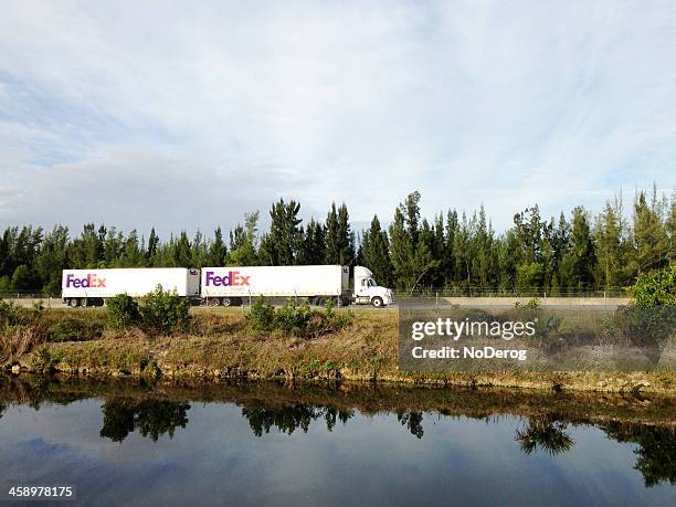 fed ex carga de camión en la carretera - fedex truck fotografías e imágenes de stock