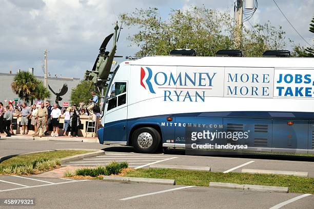 romney ryan campaign bus arrives republican  rally in florida - john mccain campaigns in florida stockfoto's en -beelden