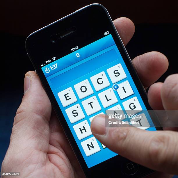ruzzle no iphone - jogo de palavras imagens e fotografias de stock